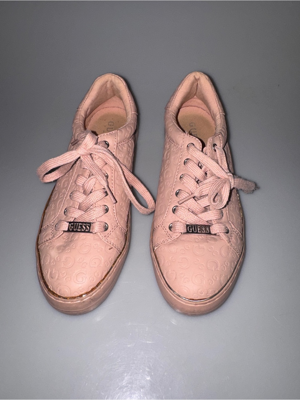 Guess blush pink low top sneakers embossed logo pattern cute casual trendy fem - Picture 2 of 9